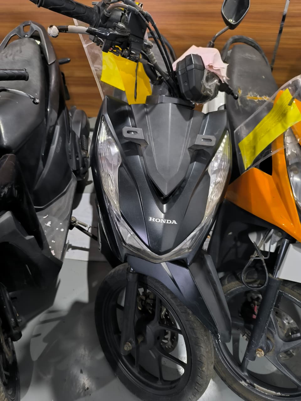 Sepeda motor merk honda beat warna hitam nomor rangka MH1JM8125NK542004 nomor mesin JM91E1146434 tanpa nomor polisi

dan tanpa dilengkapi dokumen; 