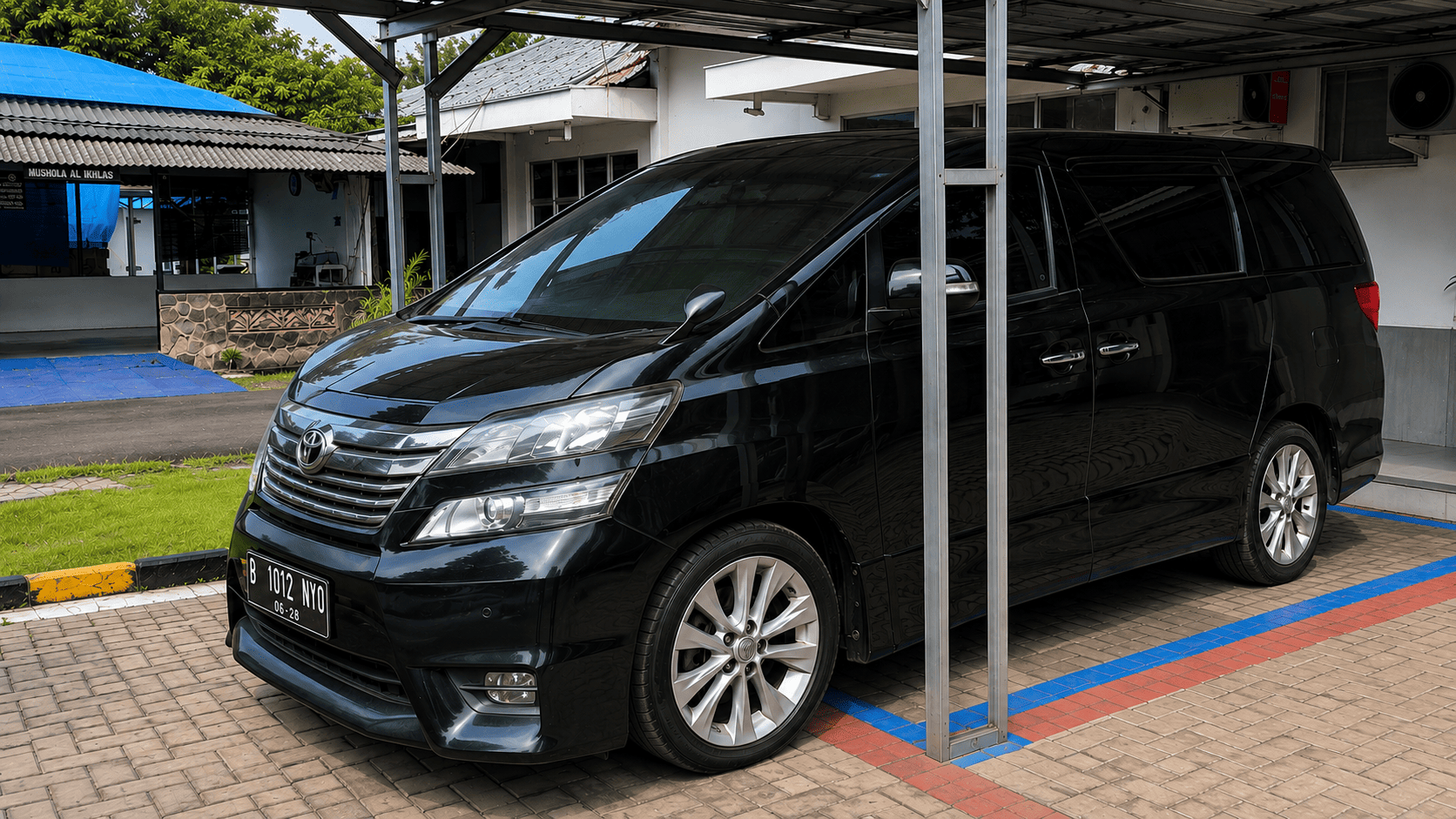 1 (satu) unit kendaraan roda empat/mobil 
minibus merk Toyota tipe Vellfire 2.4, Nomor 
registrasi/Nomor Polisi B-1012-NYO tahun 
pembuatan 2008 isi slinder 2.362 cc, warna 
hitam, Nomor rangka/NIK/VIN ANH208021691 
dan 1 (satu) Buku Permilik Kendara
