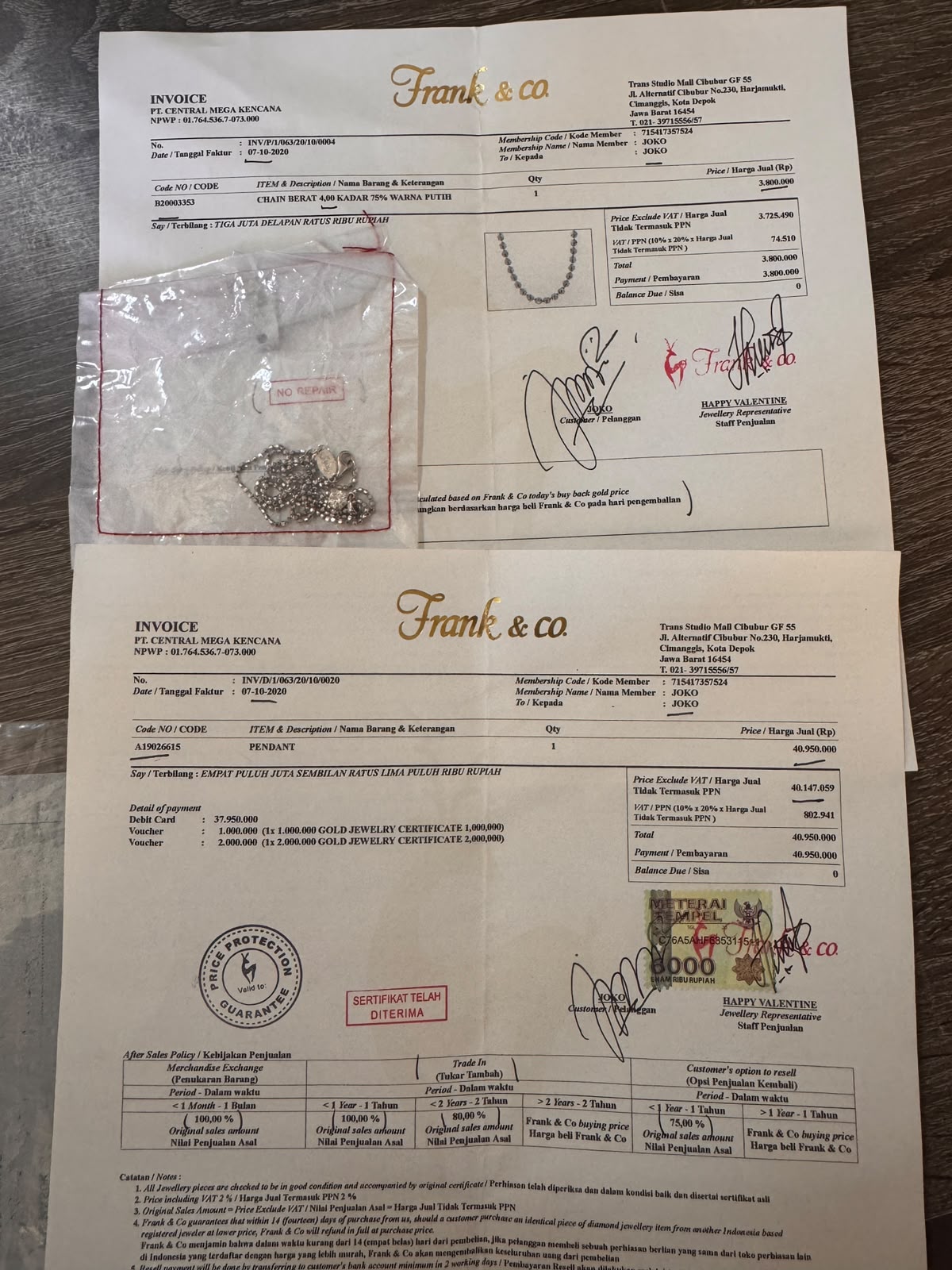 Kalung rantai emas putih,  kadar 18 K, berat 3,9 gram  dan liontin emas putih mata 1  berlian, kadar 18 K, berat 0,4  gram