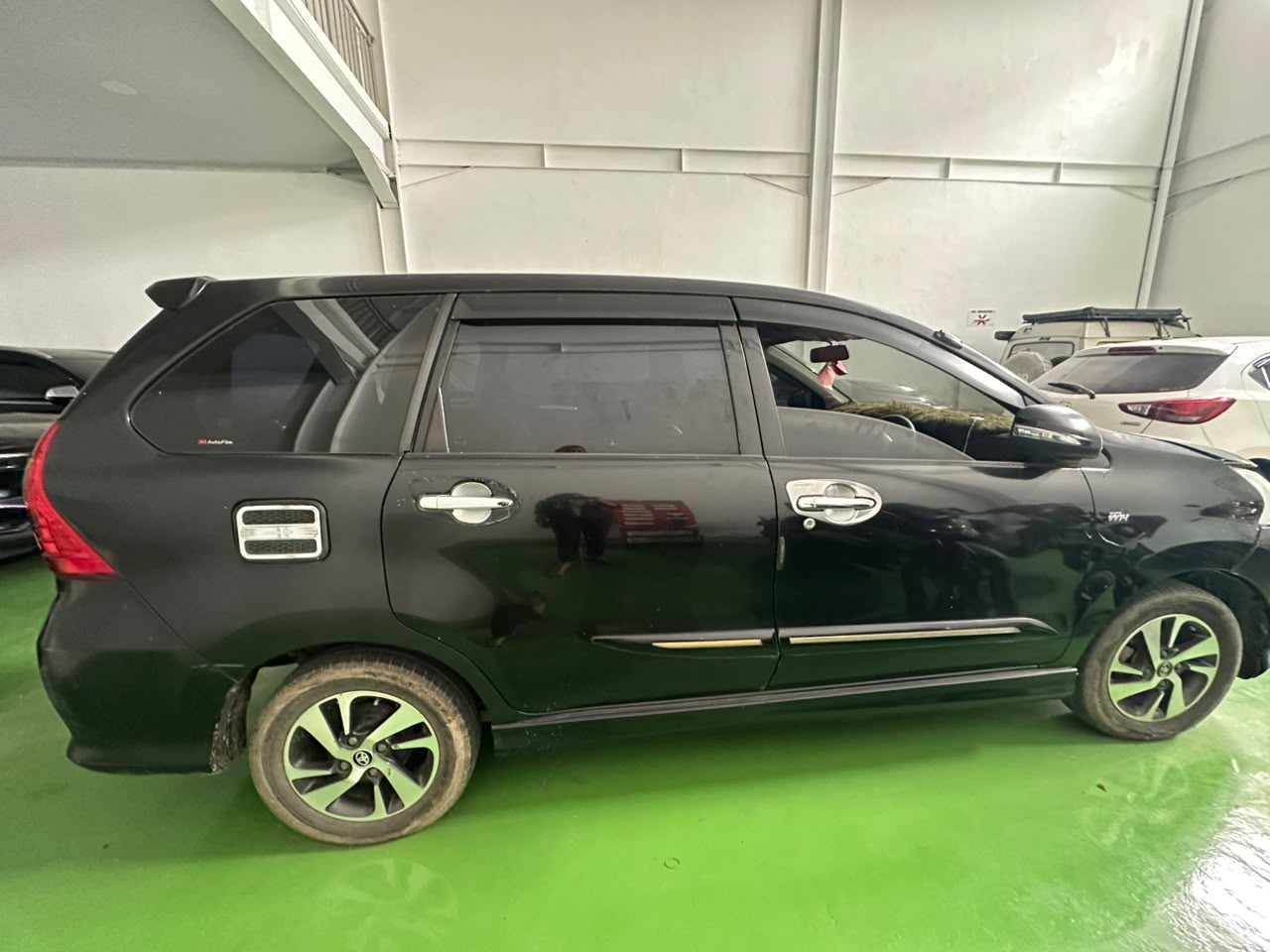 1 unit mobil avanza veloz warna hitam L 1109 BD 