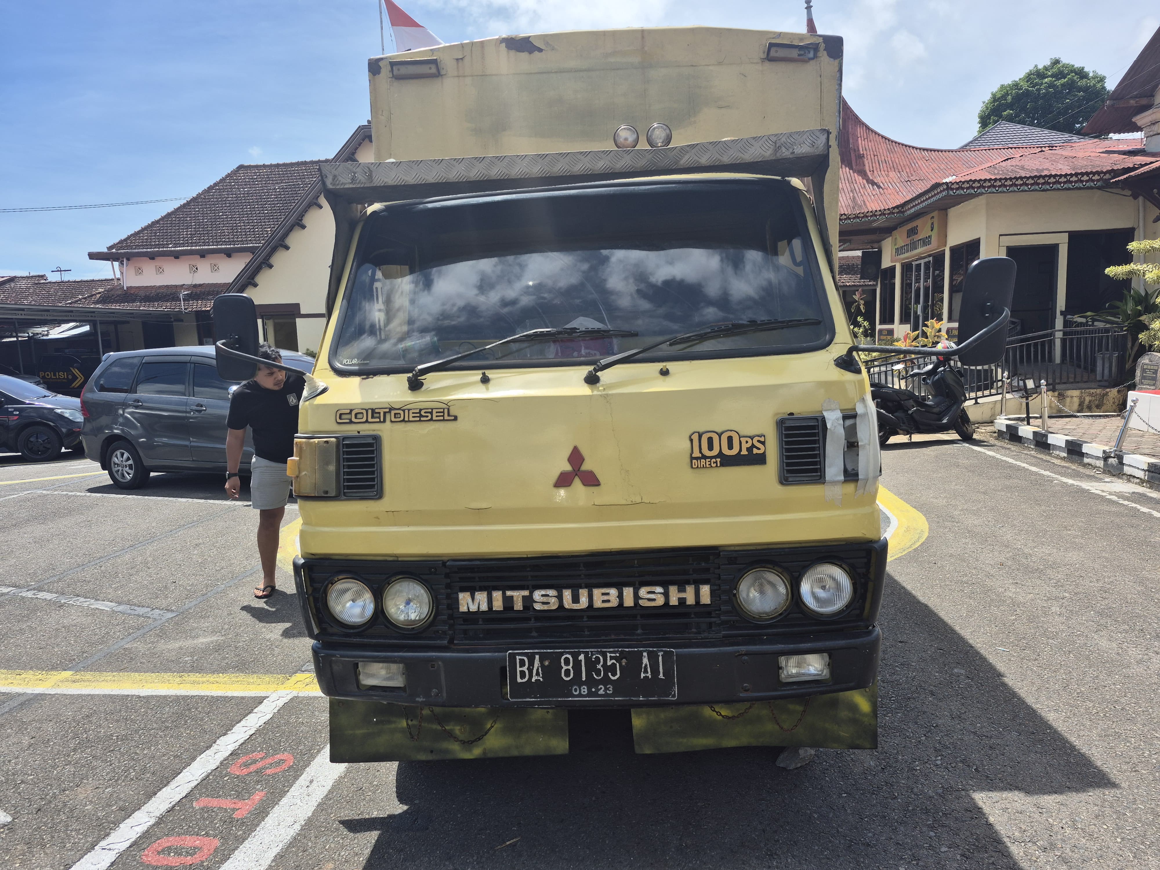 1 (unit) mobil Merk Mitsubishi Colt Diesel PS.100 jenis box warna kuning dengan nomor polisi BA 8135 AI.