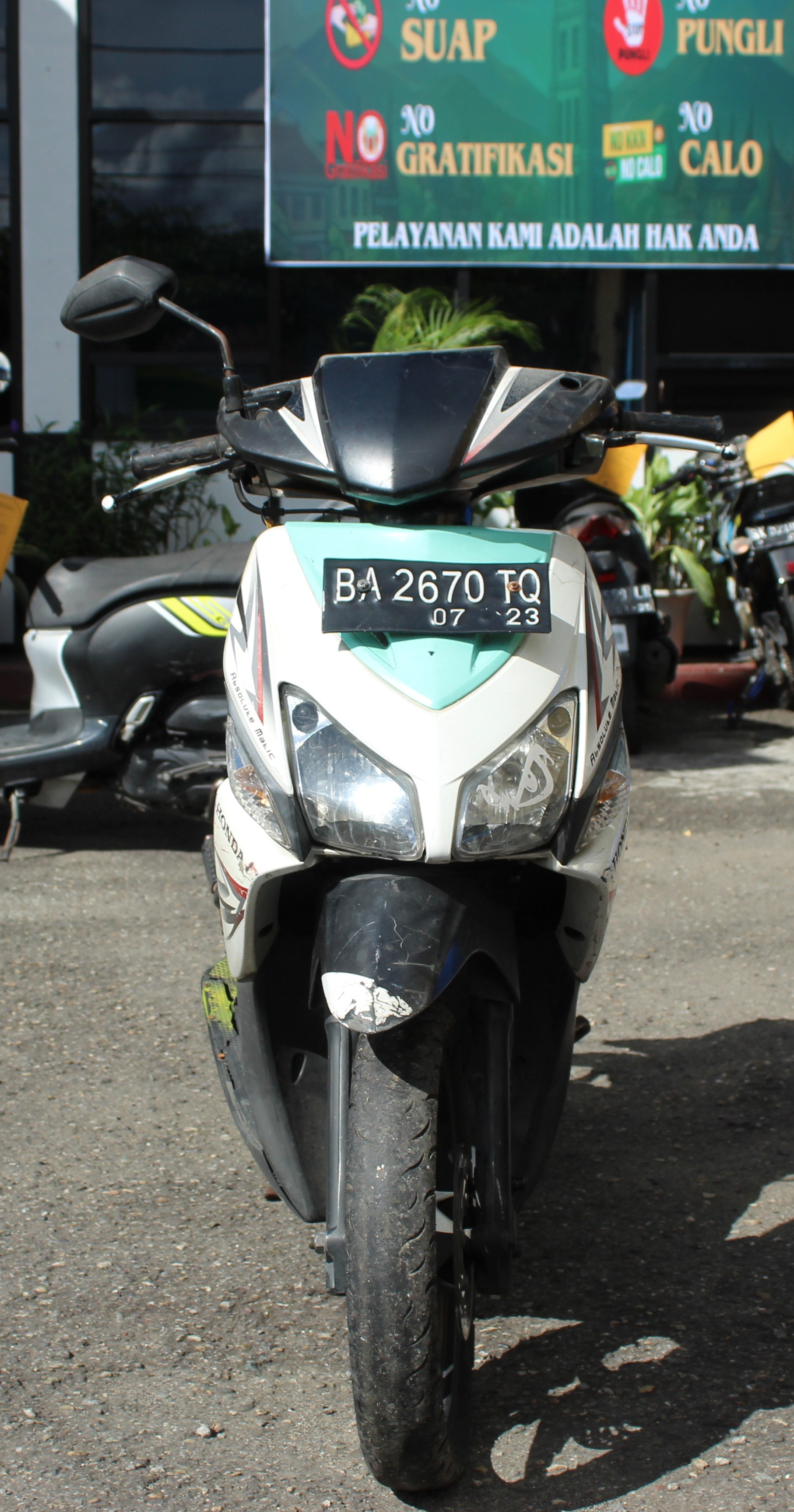 1 (satu) unit sepeda motor merk Honda Vario warna putih Nopol BA 2670 TQ beserta kunci kontak