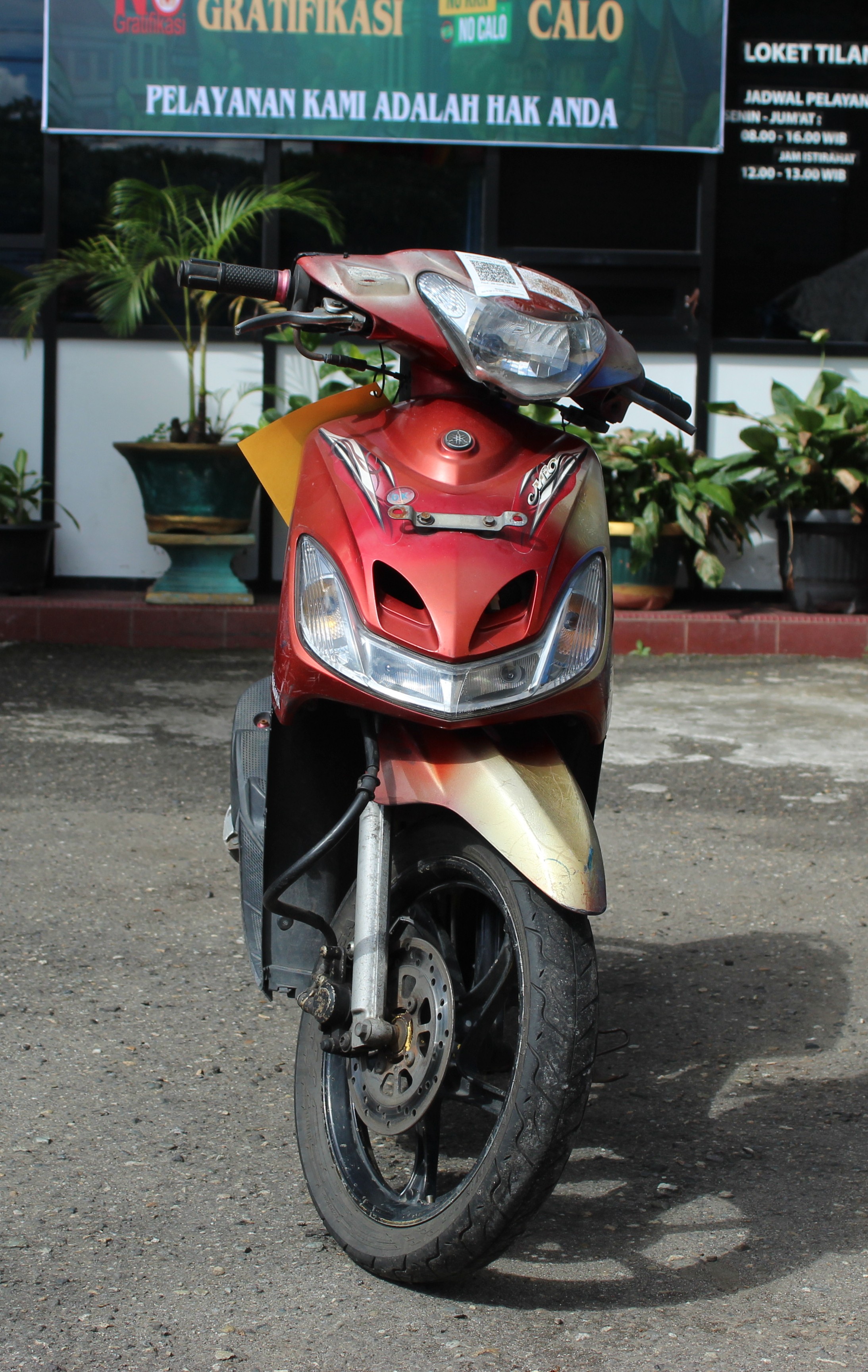 1 (satu) unit kendaraan roda dua merk Yamaha Mio warna merah dengan Nopol BA 6986 BV
