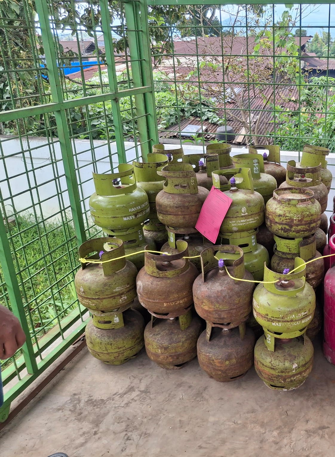Tabung Gas LPG 3kg warna hijau sebanyak 45 (empat puluh lima) tabung dalam keadaan berisi