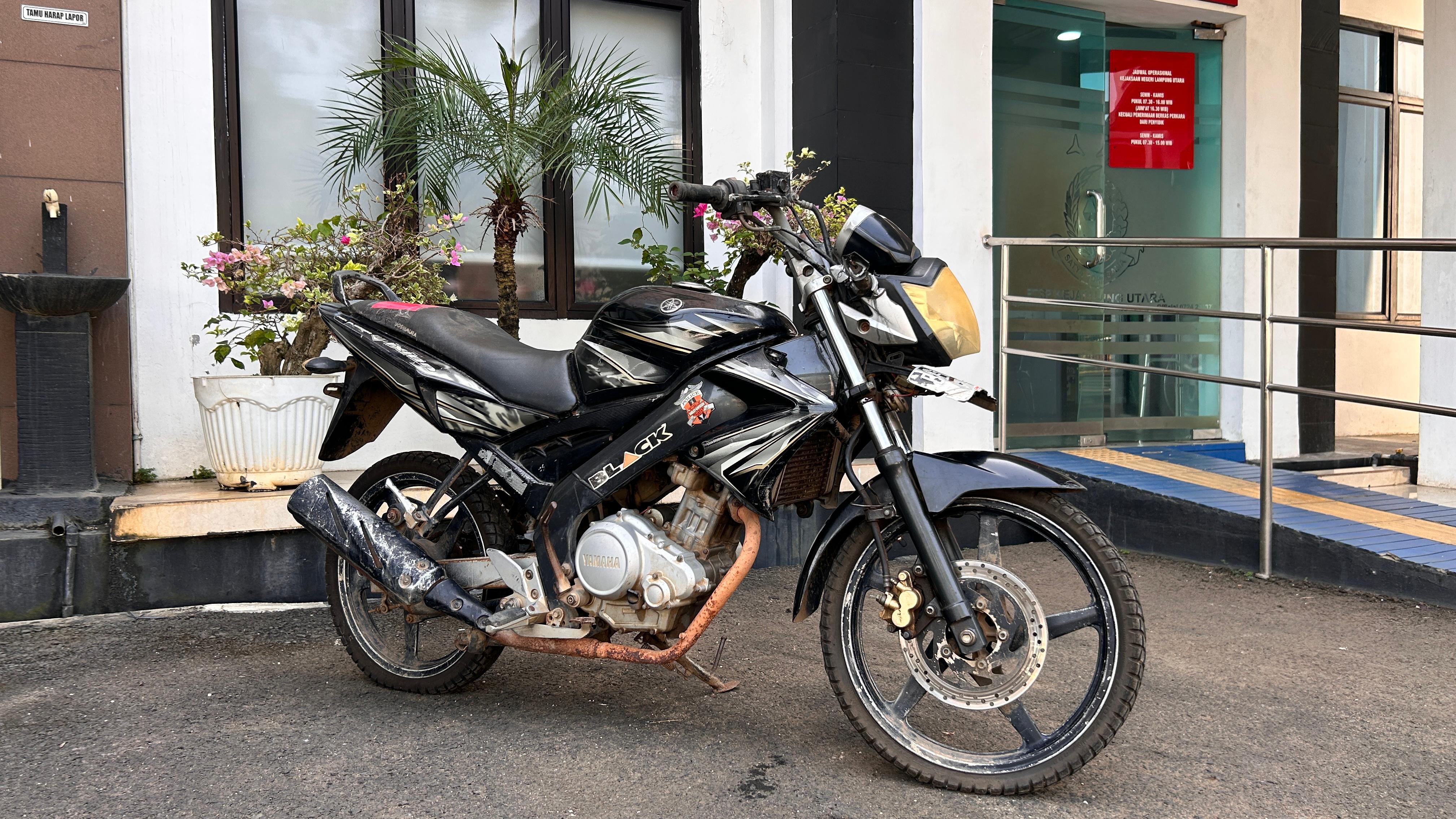 Sepeda Motor Merk/Tipe Yamaha Vixion Berwarna Hitam Nomor Polisi BE 5204 RD, Nomor Rangka: MH33C1004AK460676, Nomor Mesin: 3C1-461757