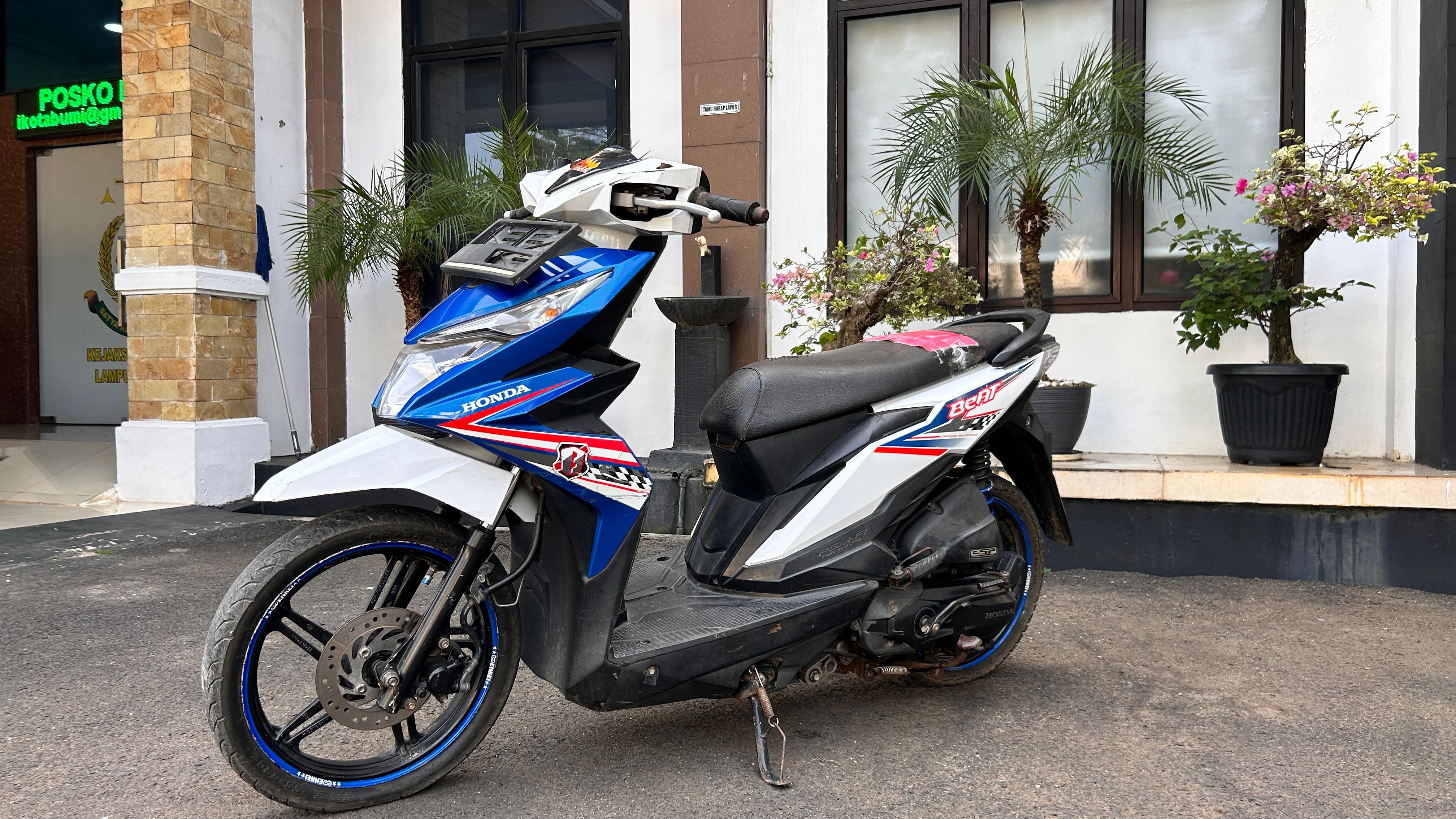 Sepeda Motor Merk/Tipe Honda Beat, Warna Biru Putih, Tanpa Nomor Polisi, Nomor Rangka: MH1JM2117JK917318, Nomor Mesin: JM21E1891254