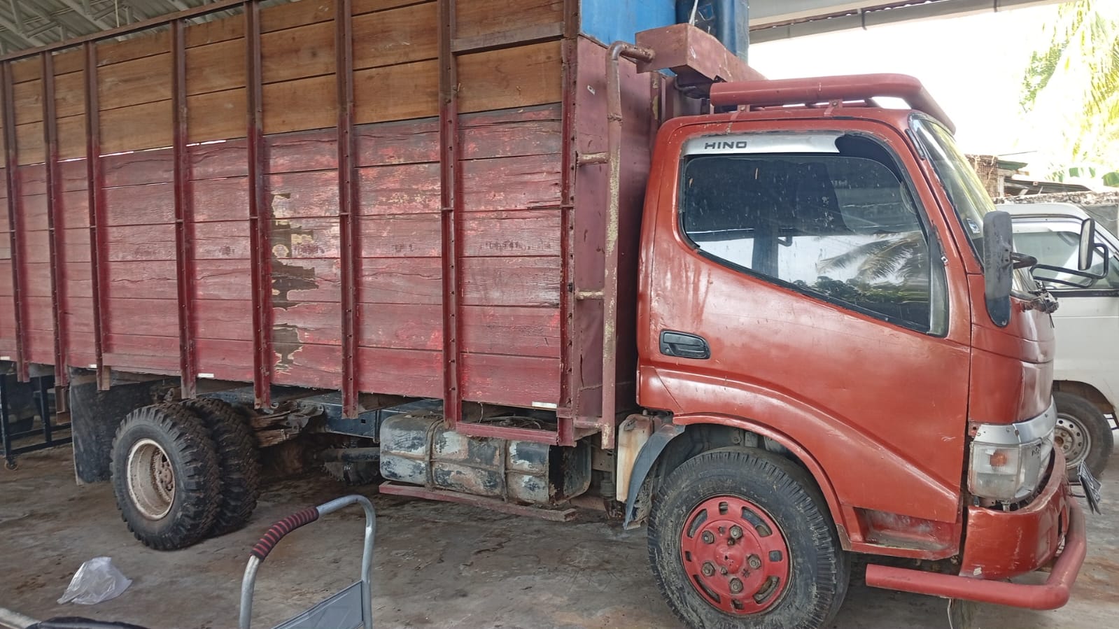 Mobil Truck mork Toyota Dina No Pol BM 8032 LY wana merah