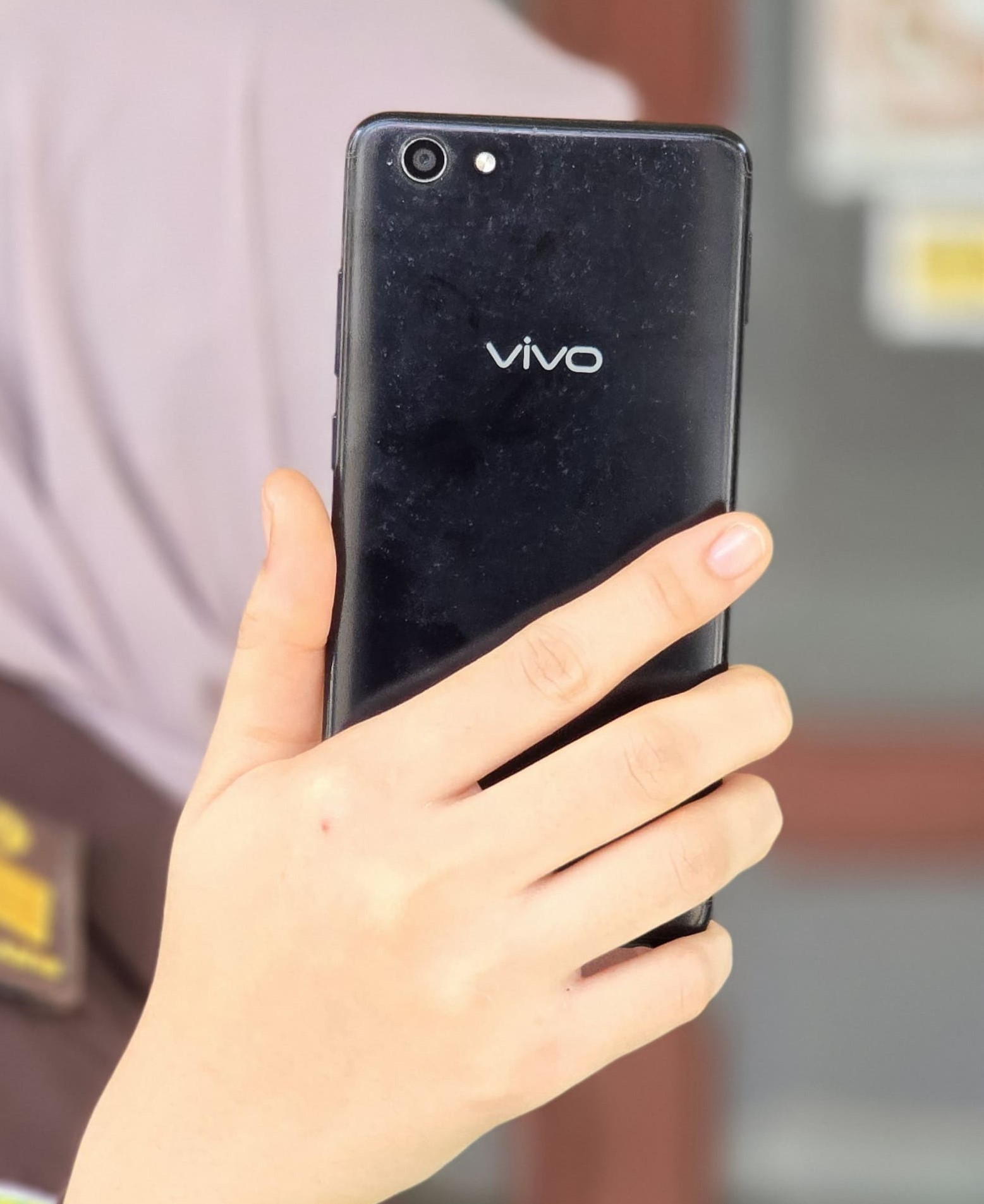 Hanphone VIVO dengan IMEI 1 869242032976399, IMEI 2 869242032976381 dan kartu no 085609 956859 disita dari SITI ERI WATI (ASLI);
