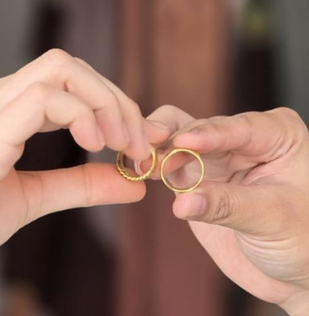 emas perhiasan berupa cincin disita dari SITI ERIWATI;
