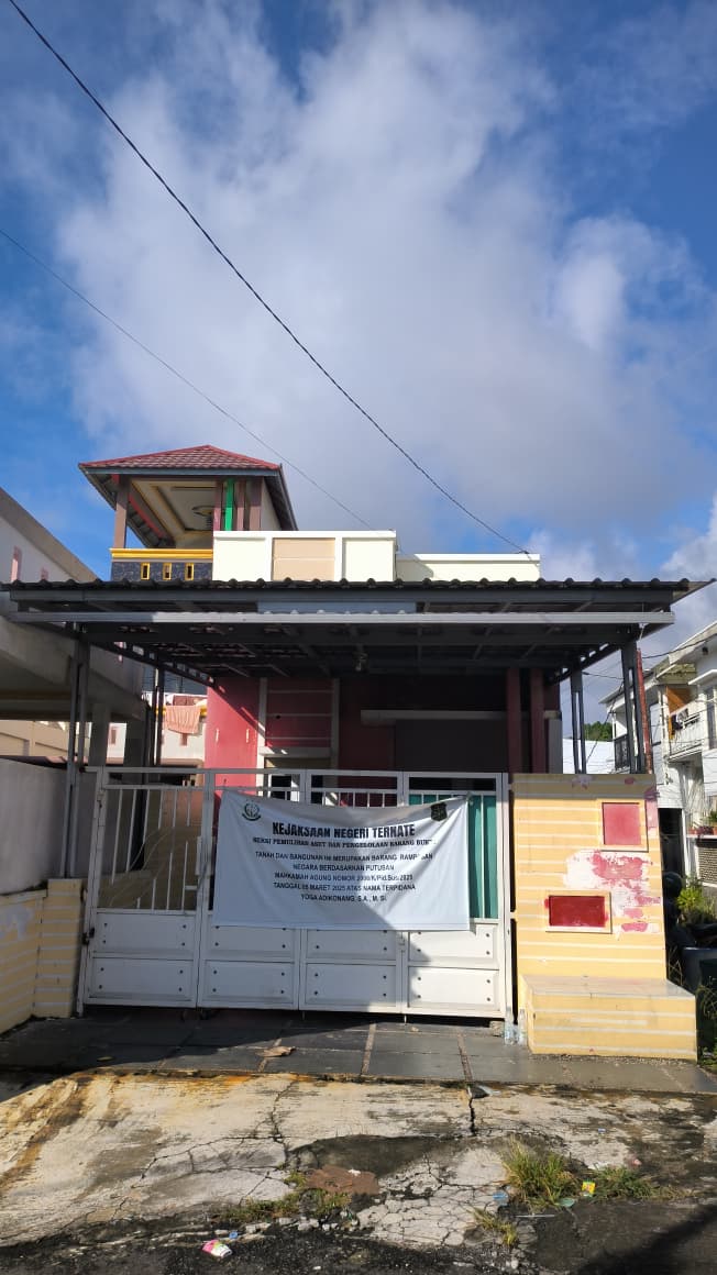 Rumah milik YOGA ADIKONANG alias YOGA di Blok B1 Kompleks Perumahan Makmur Megah Residence Tabona Kelurahan Tabona Kec. Ternate Selatan Kota Ternate Provinsi Maluku Utara