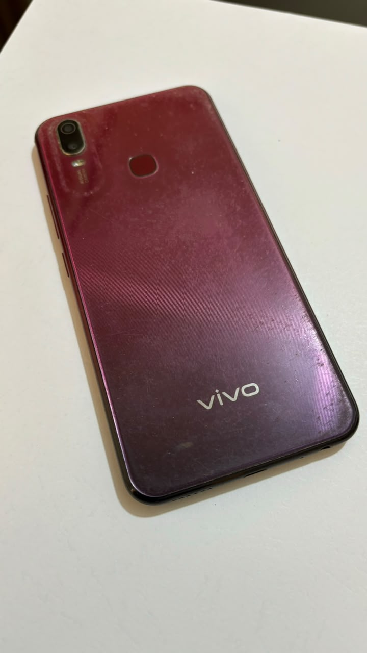 handphone merek vivo berwarna merah No (082225510912);