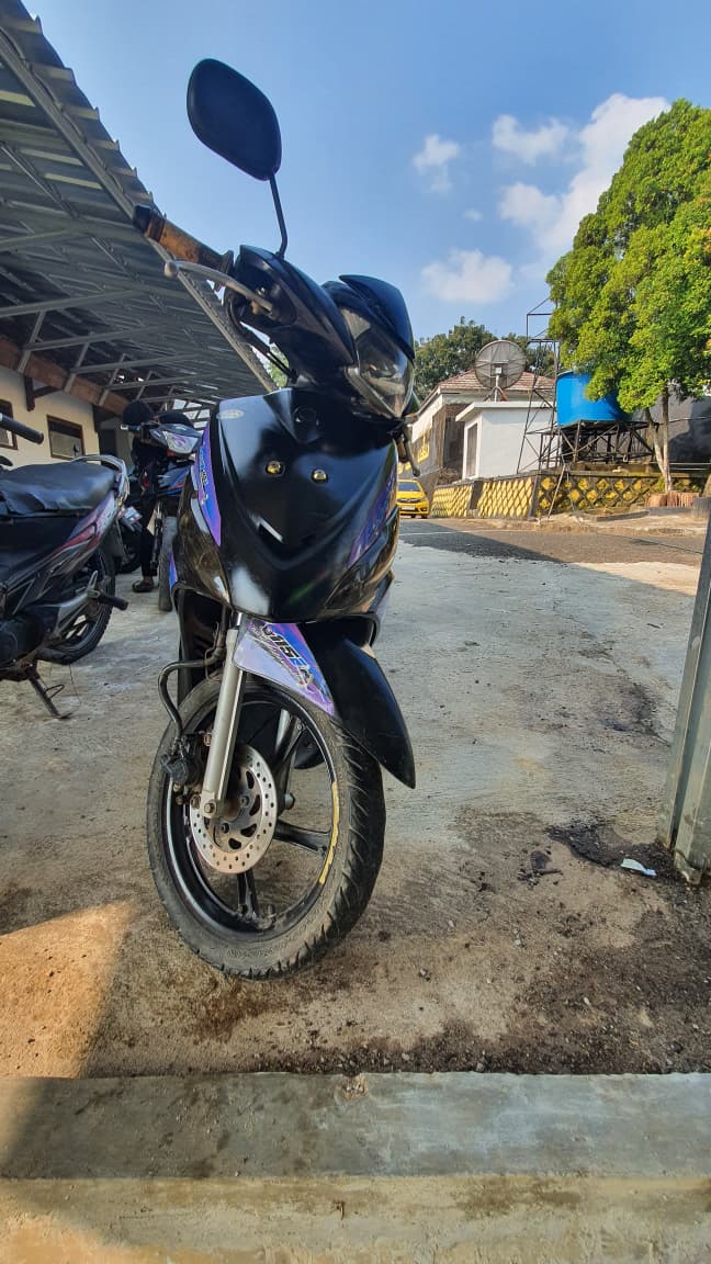sepeda  motor merk Yamaha Mio warna hitam kombinasi ungu tanpa nopol