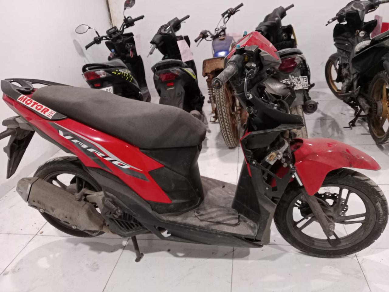 1 (satu) Unit Spm Honda Vario warna Merah dengan No.Pol: BG 3326 EAL, No. Rangka MH1JMC118PK258101 dan No. Mesin: JMC1E1258114 beserta kunci kontaknya;