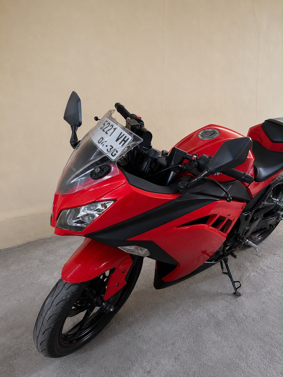 Sepeda motor Merk kawasaki NINJA 250 warna merah