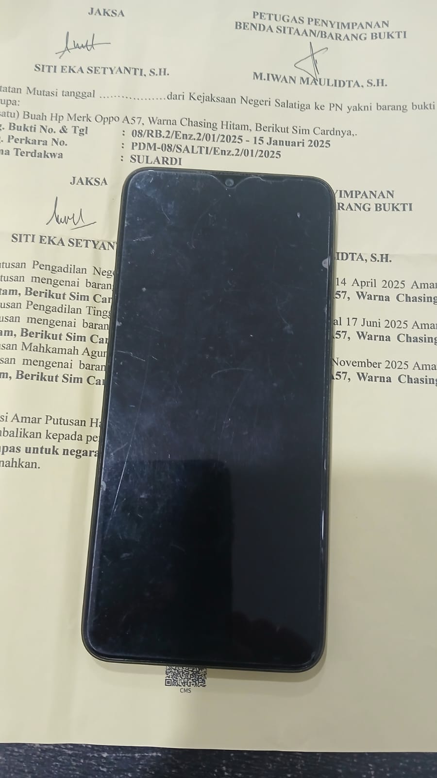 HP merk OPPO A57, warna chasing hitam, berikut SIM cardnya