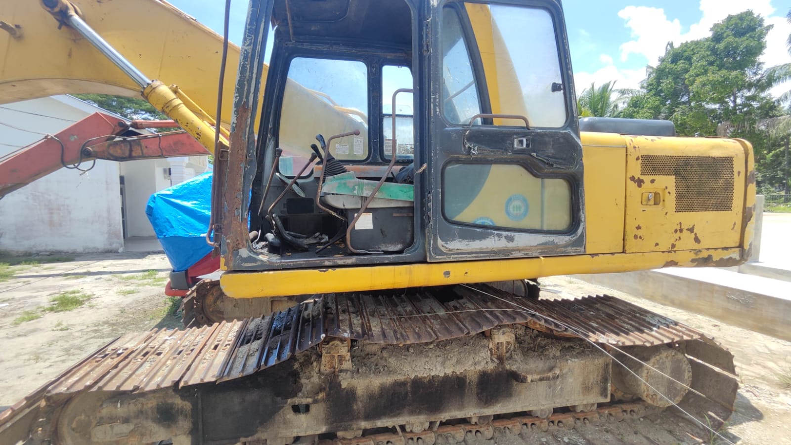 exavator (beko) merk komatsu warna kuning type pc 200 (scrap)