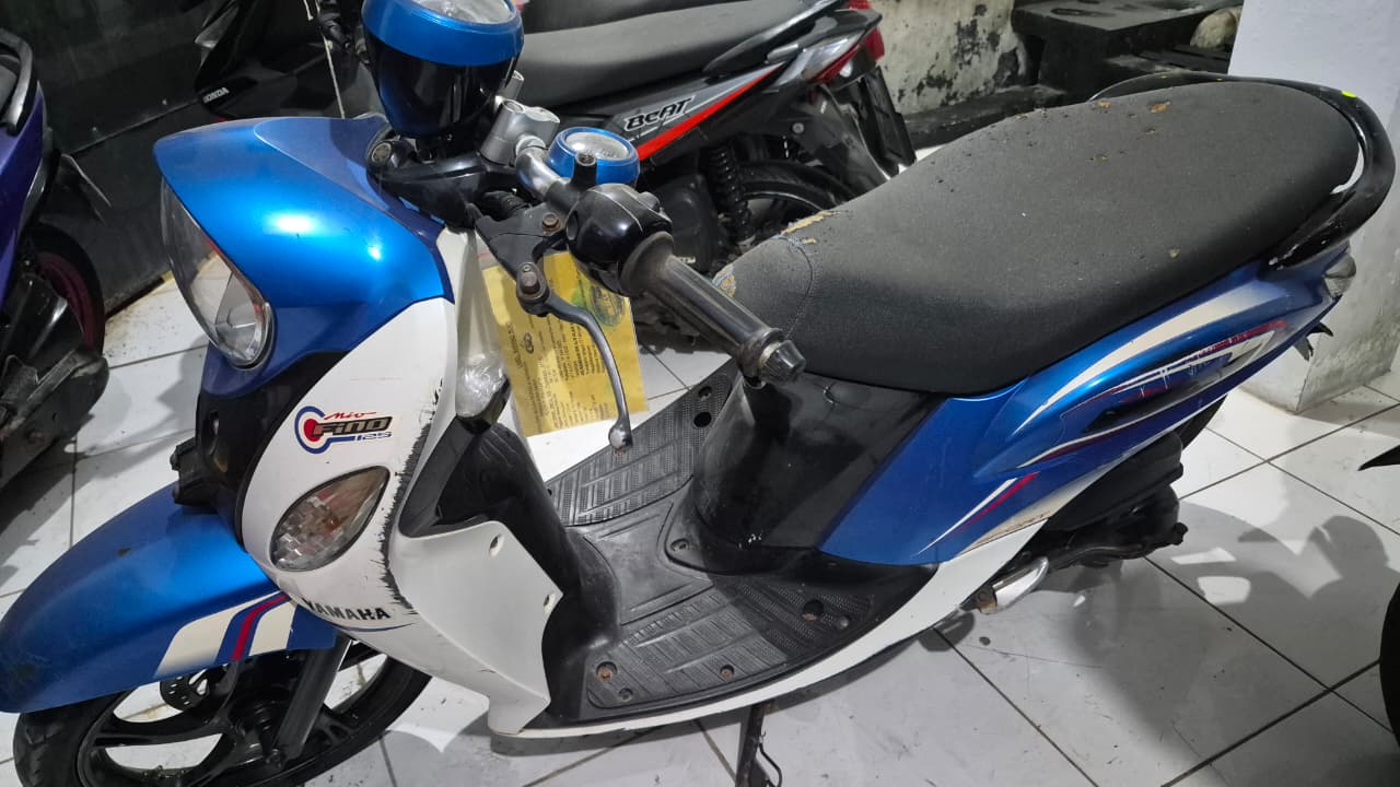 Motor merek Yamaha Fino warna biru putih tanpa no pol