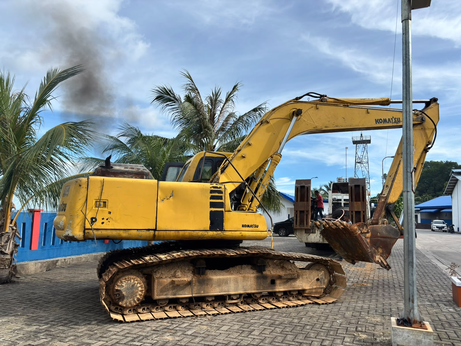 ALAT BERAT EXCAVATOR MERK KOMATSU WARNA KUNING
