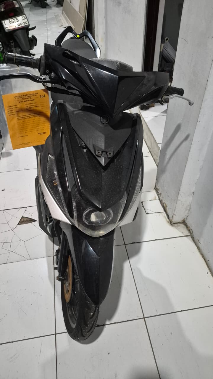 kendaraan sepeda motor Merk Yamaha wama hitam-silver. terpasang plat nomor T-5398-YW. Nomor rangka MH3SE88GOJJ166308. No Mesin E3R2E2169847