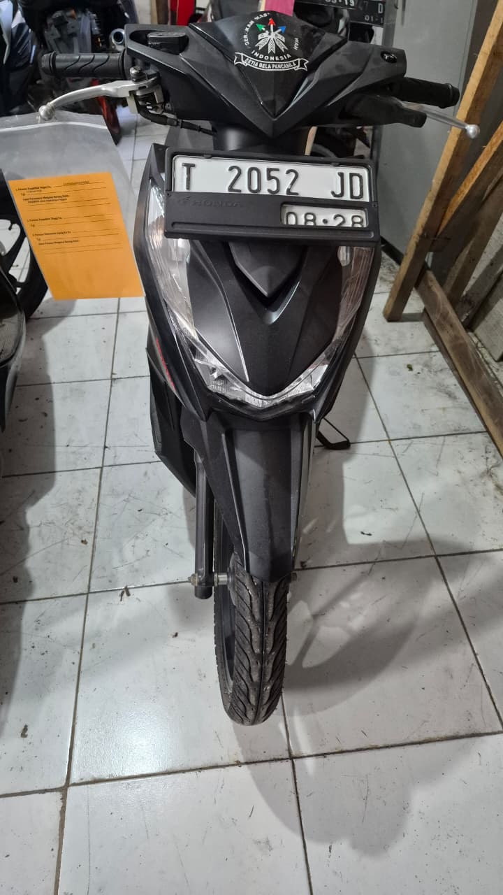 sepeda motor Honda Beat Warna Hitam dengan Nopol T 2052 JD