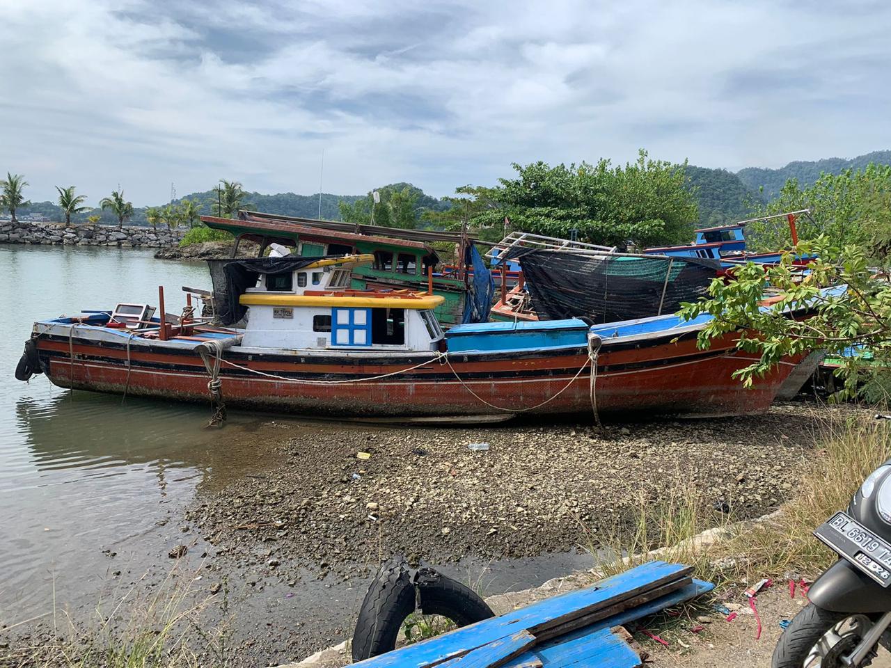 1 (satu) unit Kapal Motor dengan nama KM. TRIPOLI Tanda Selar GT.6 No. 387/NAD-4 Tanda Pengenal NAD-4 No.387 Berat Kotor 6 GT. Berat Bersih 2 NT. Panjang 14.30 Meter. Lebar 2.55 Meter. Dalam 1.08 Meter. LOA 14.50 Meter. Warna Merah Les Hitam;