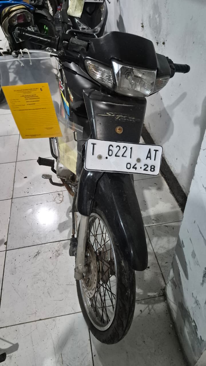 Sepeda Motor Honda SUPRA X warna Hitam NOPOL T 6221 AT
