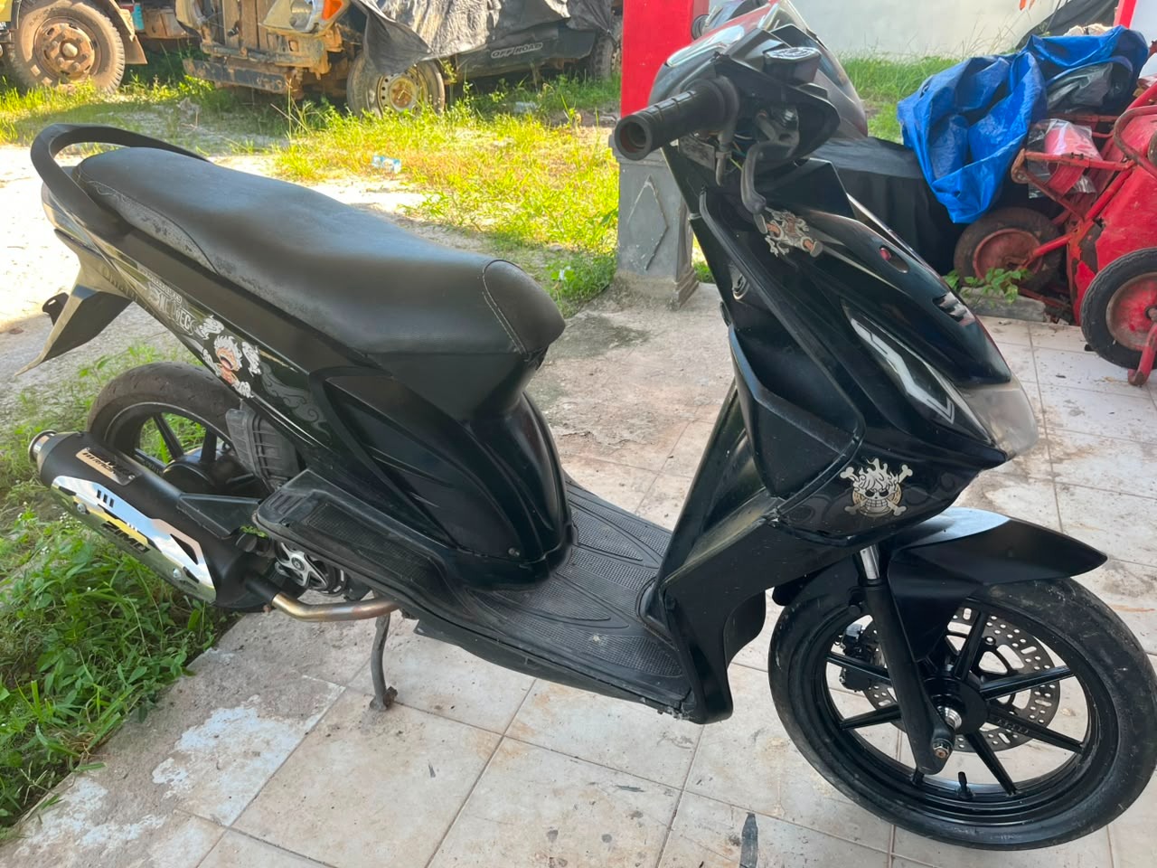 sepeda motor merk honda beat warna hitam tanpa plat