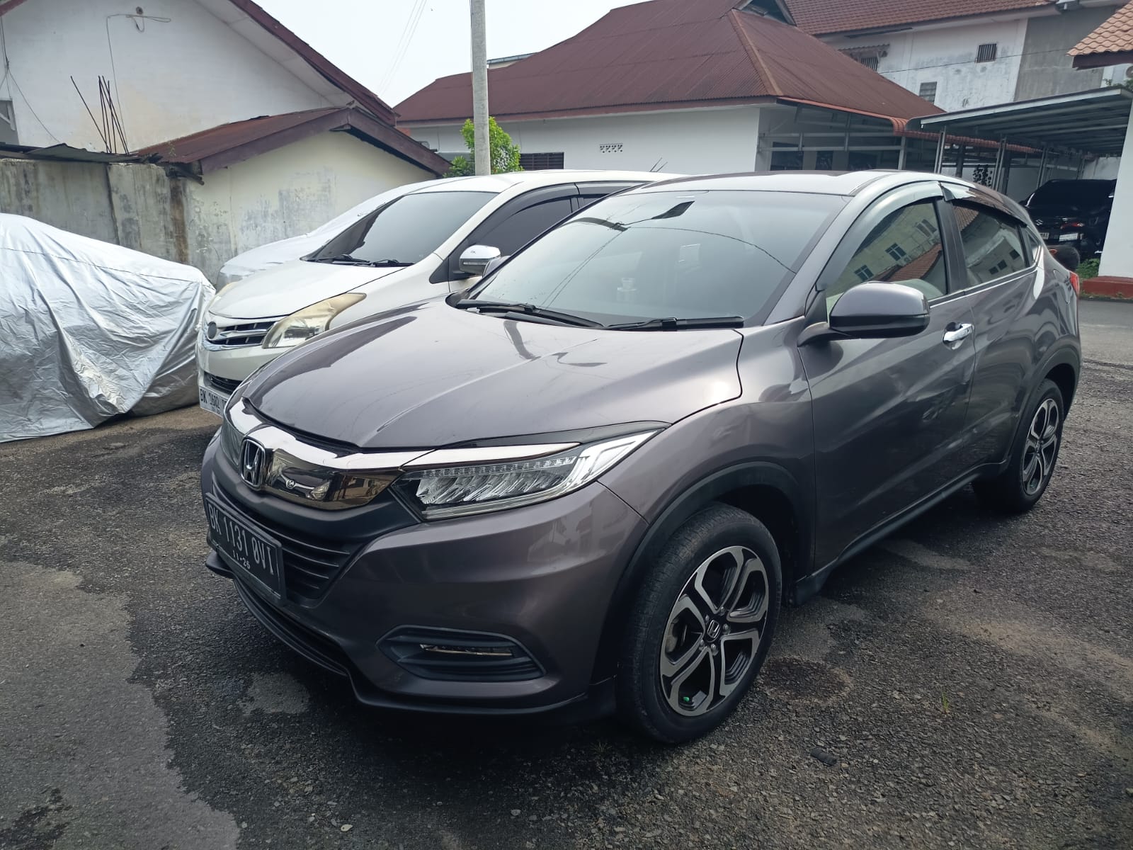 MOBIL HONDA HRV WARNA ABU-ABU METALIK
