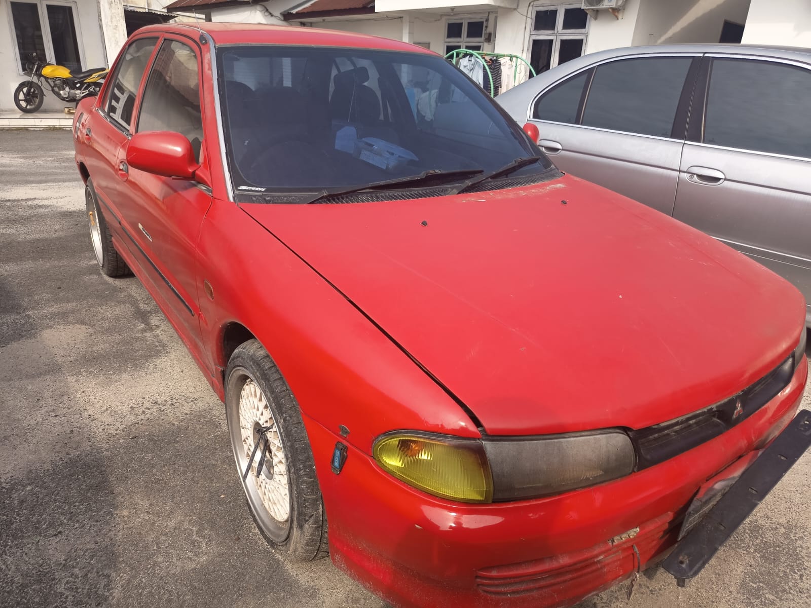 MOBIL SEDAN MERK MITSUBISHI WARNA MERAH