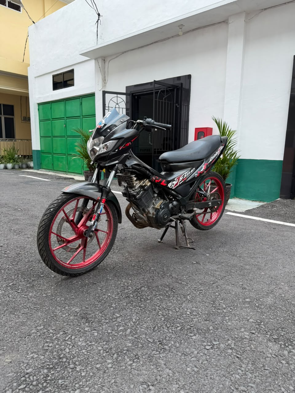 1 (Satu) unit sepeda motor merk Suzuki Satria Fu warna hitam dengan nomor rangka MH8BG41CAB3598958 nomor mesin GA201D658657 tanpa plat nomor polisi beserta kunci kontak