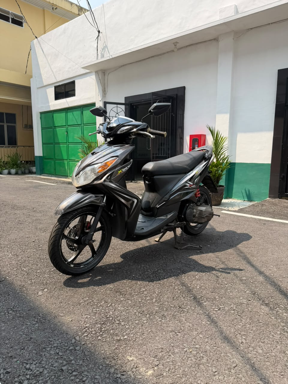 1 (Satu) unit sepeda Motor merk Yamaha Xeon warna putih BG 4709 OM