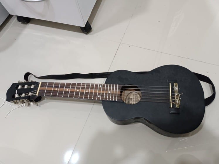 gitar kecil merk yamaha FG-225 warna hitam