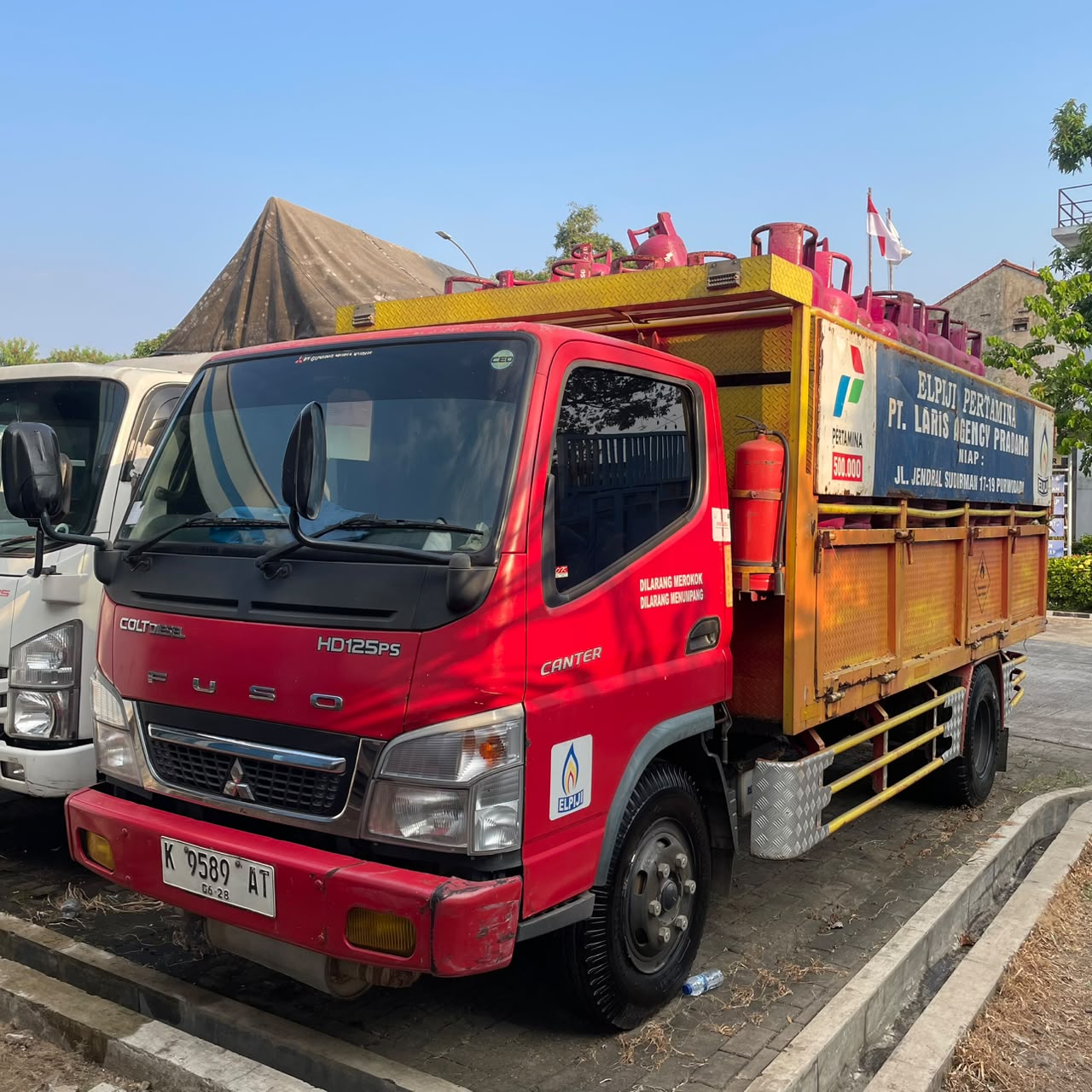 Mobil Truk MITSUBISHI FUSO Warna Merah dengan Plat Nomor K 9589 AT beserta STNK Asli