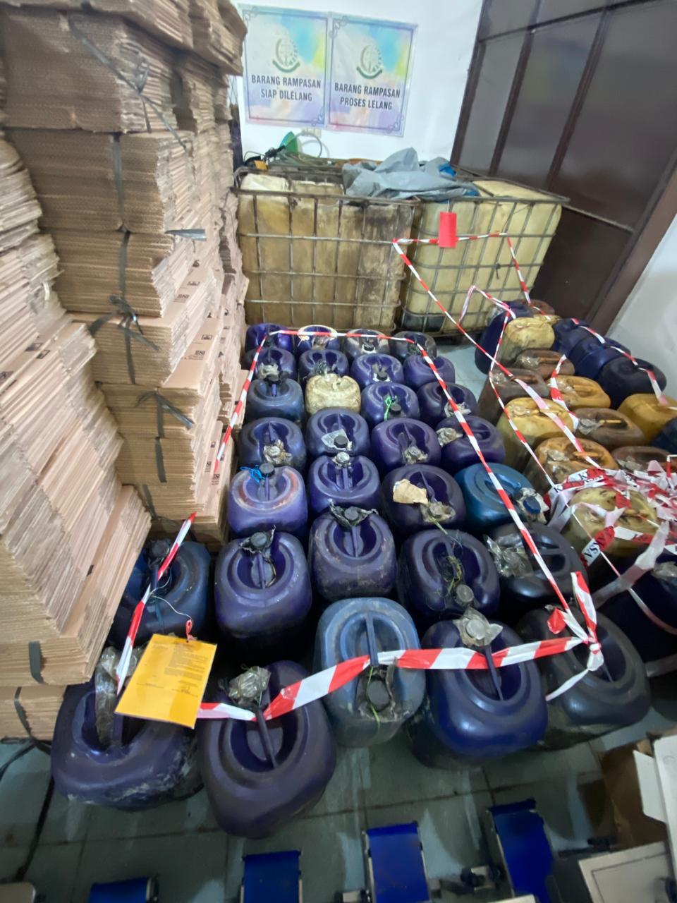 1 paket berisi : Kurang lebih (±) 175 liter (Sisa 165 liter) BBM SOLAR di dalam 5 (lima) jerigen kapasitas 35 (tiga puluh lima) liter, Kurang lebih (±) 10 (sepuluh) liter (Sisa 5 liter) BBM SOLAR di dalam 1 (satu) jerigen kapasitas 10 (sepuluh) liter,   K