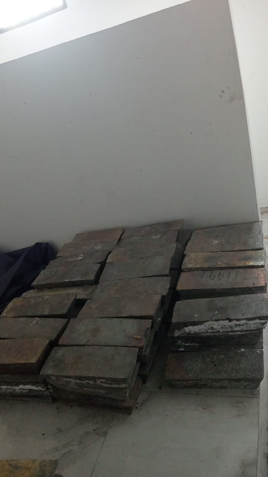 68 (enam puluh delapan) batang timah besi dengan berat kurang lebih 30kg per batang;