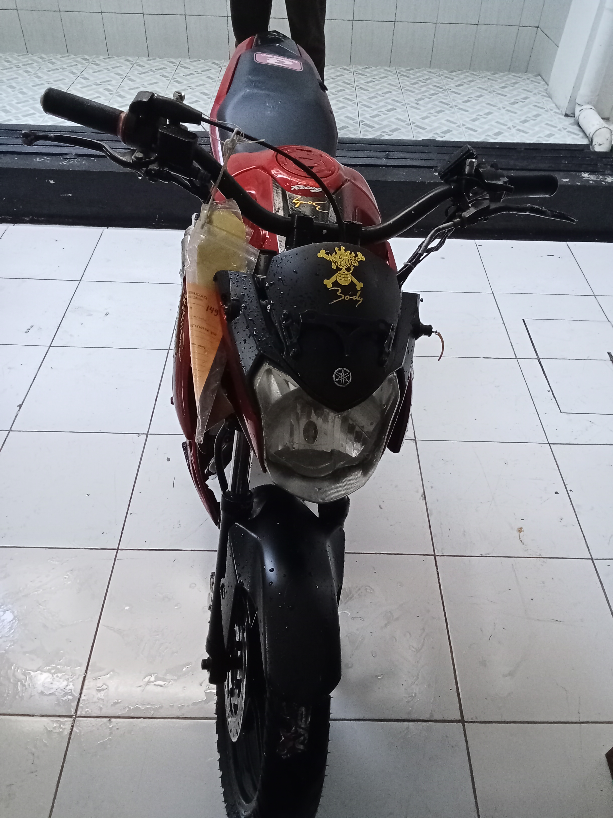 kendaraan sepeda motor merk YAMAHA VIXION warna merah