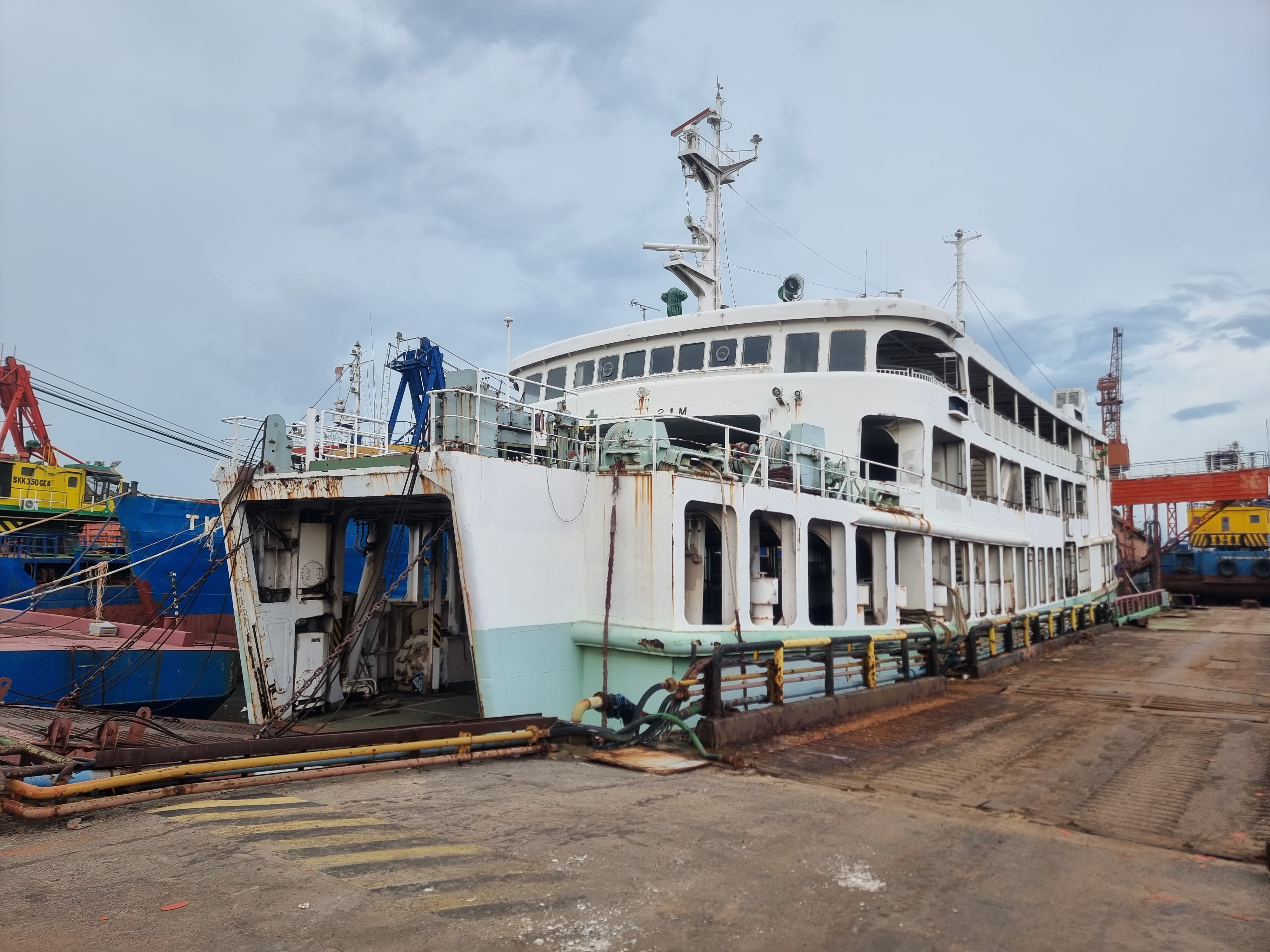 Kapal (One Set Second Hand Motor Vessel) yang diberitahukan sebagai REVO 