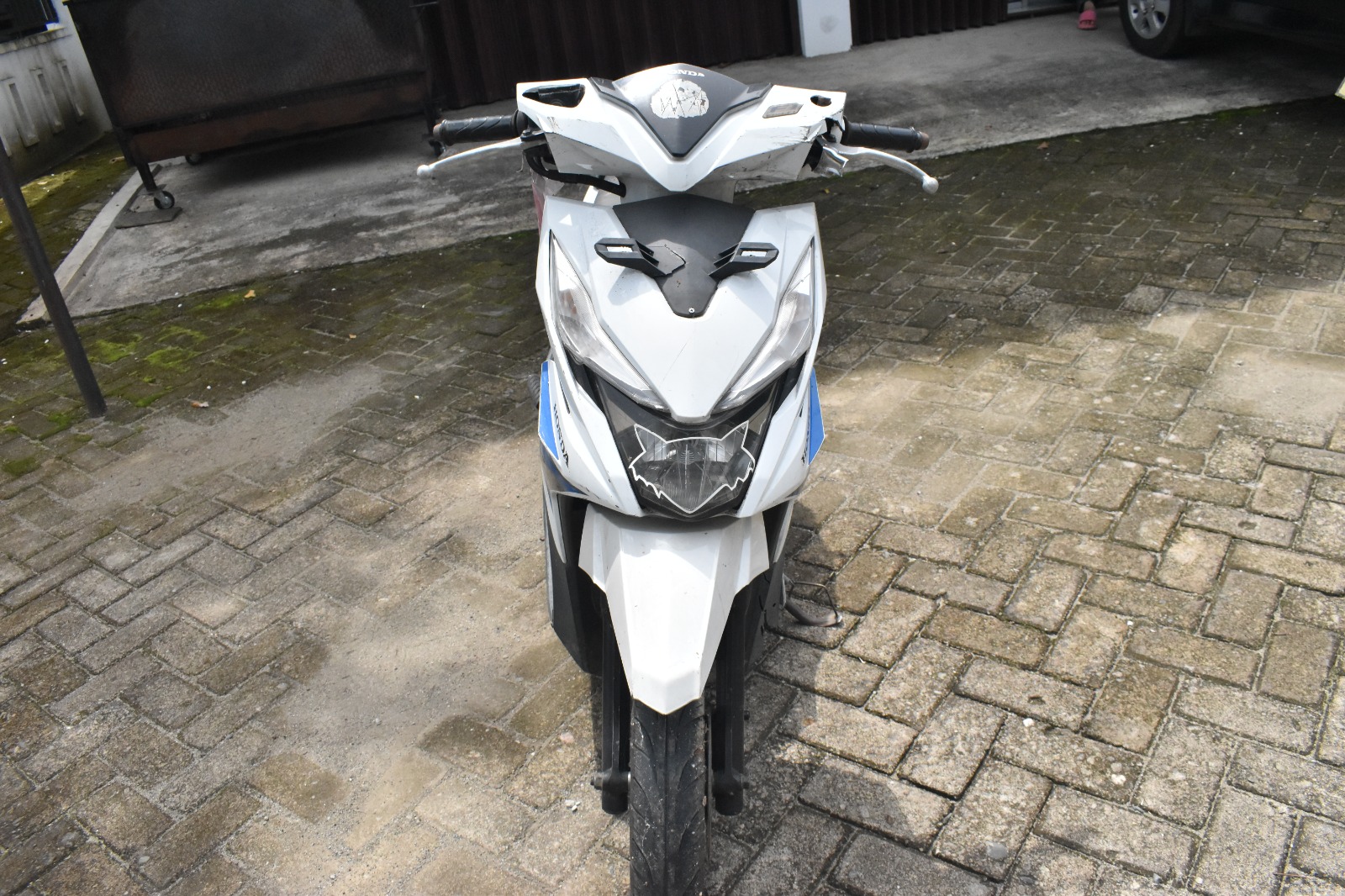 1 (satu) buah sepeda motor merk Honda Beat tanpa nomor polisi dengan nomor Rangka MH1JFZ120JK260339 warna putih