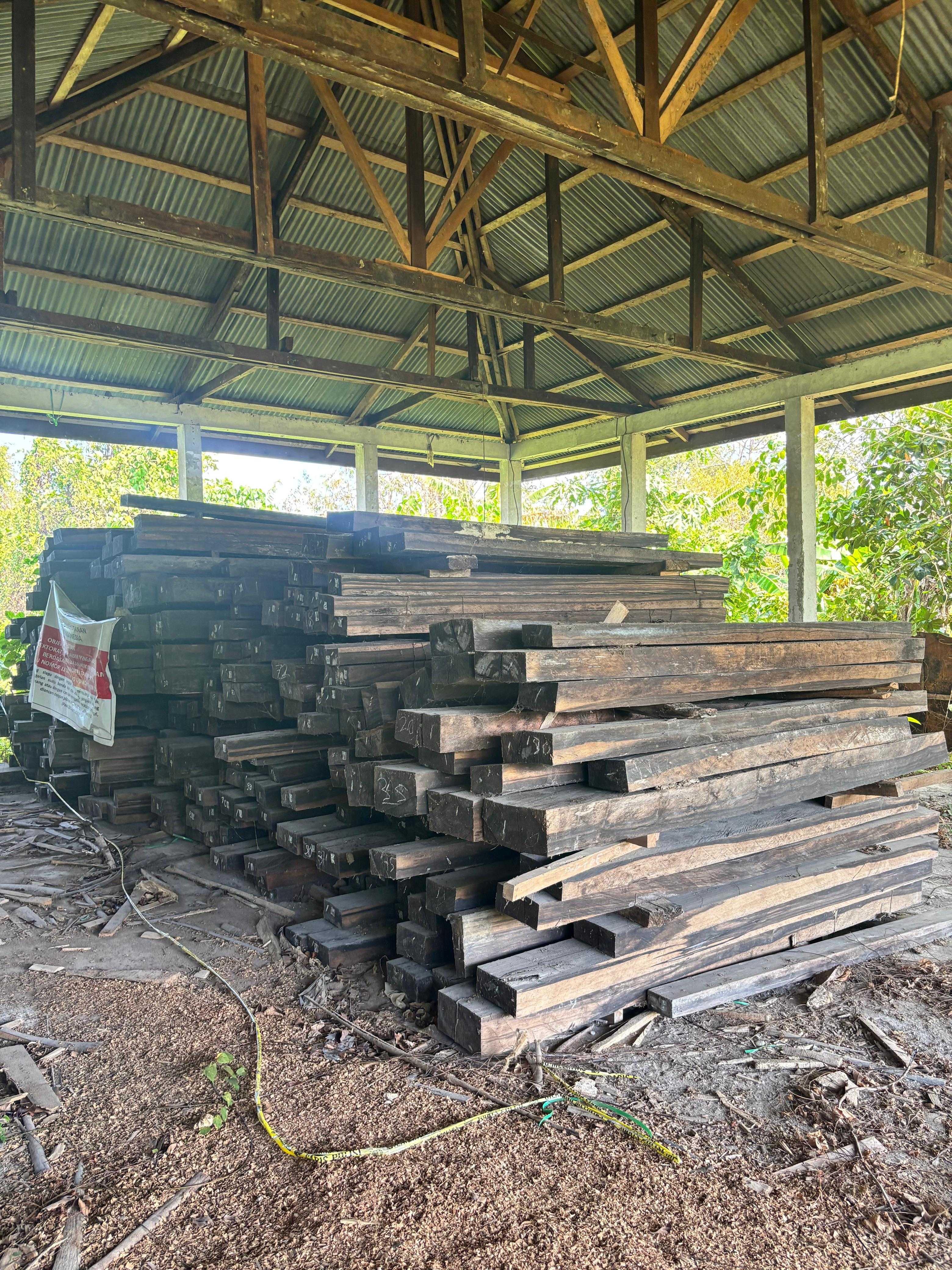kayu berjenis Eboni bergaris/Belo Hitam.