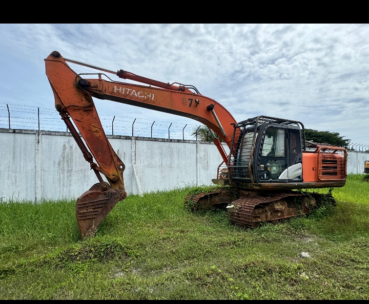 Alat Berat Excavator Merk Hitachi warna orange