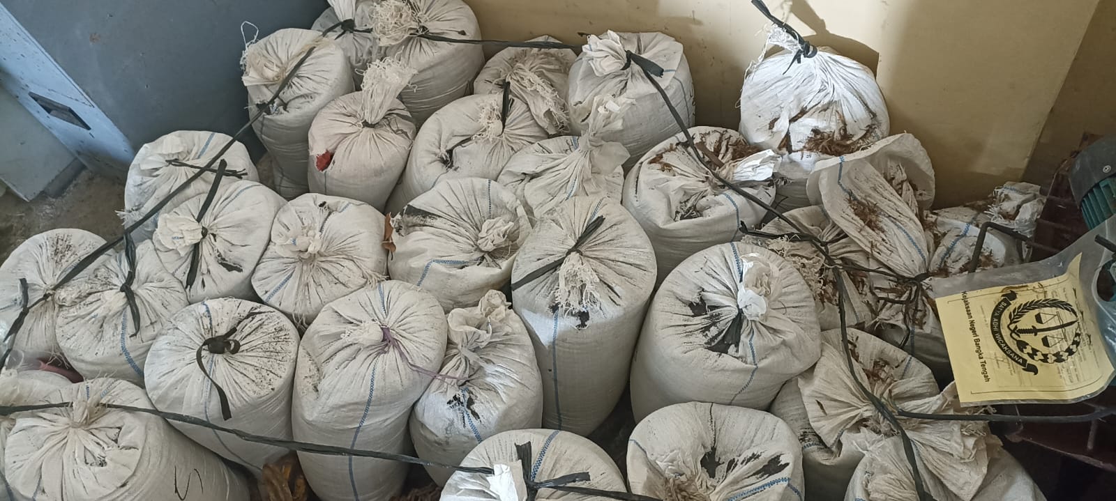 31 (tiga puluh satu) karung  hasil tambang mineral ikutan diduga jenis pasir timah dalam keadaan basah dan kotor bercampur pasir dengan berat total keseluruhan 1.389 KG (seribu tiga ratus delapan puluh sembilan) Kilogram