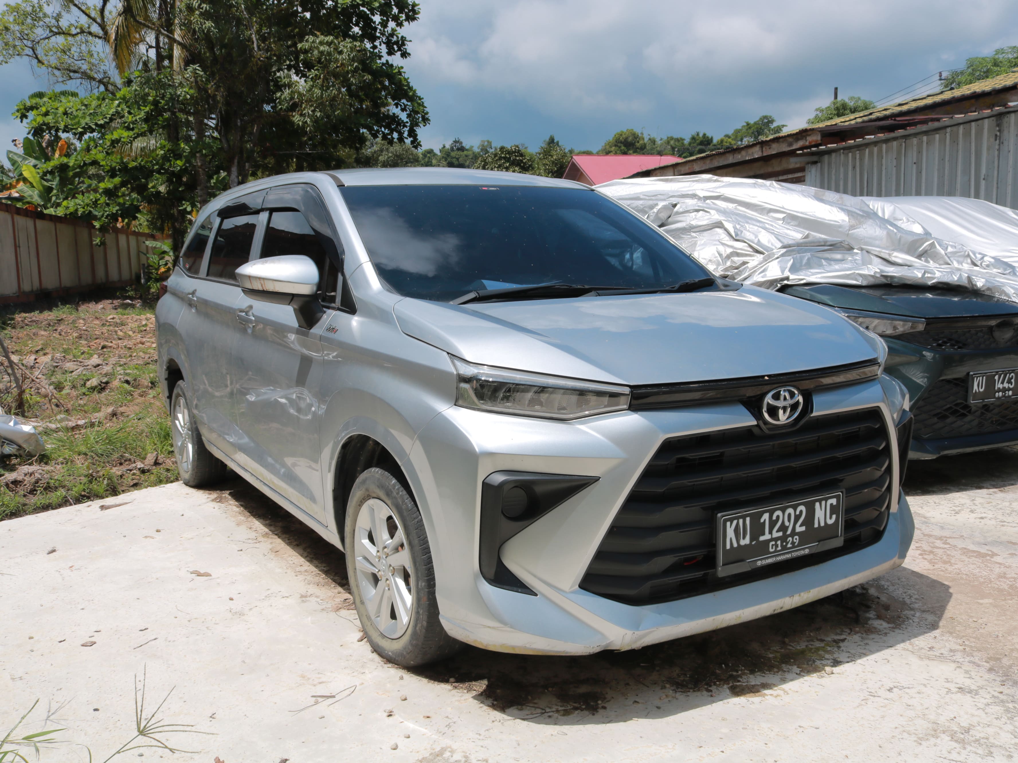 1 (satu) unit mobil merk AVANZA VELOZ berwarna silver metalik nopol KU 1292 NC, No. rangka MHKAA1BY7PK042356 No. mesin 1NRG254959 beserta STNK dan kunci;