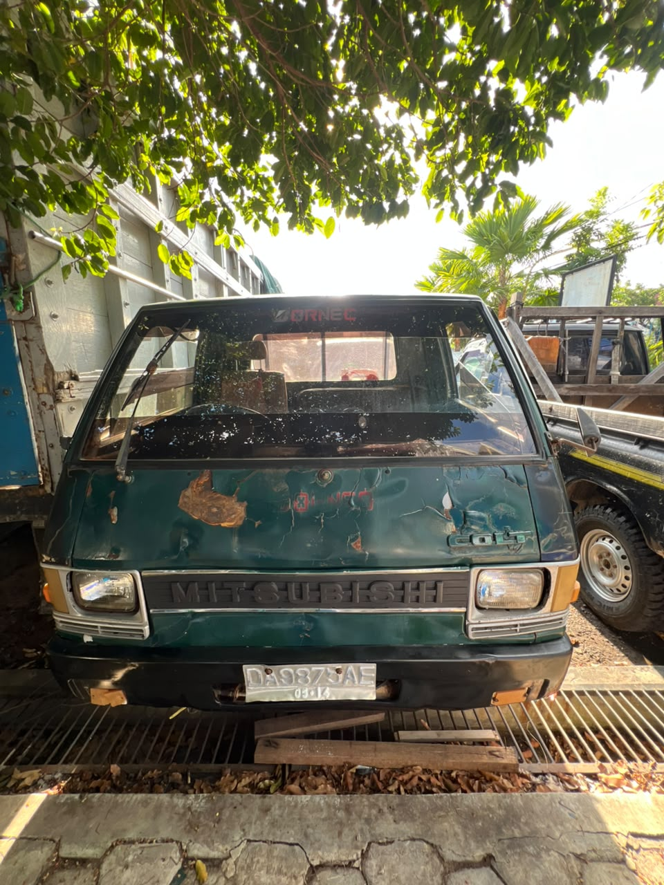 1 (satu) unit mobil merk Mitshubishi jenis pick up warna hijau hitam dengan Nopol : DA 9875 AE, nomor rangka L300-008332 dan Nomor Mesin : 4G32C-688272, beserta kunci kontak