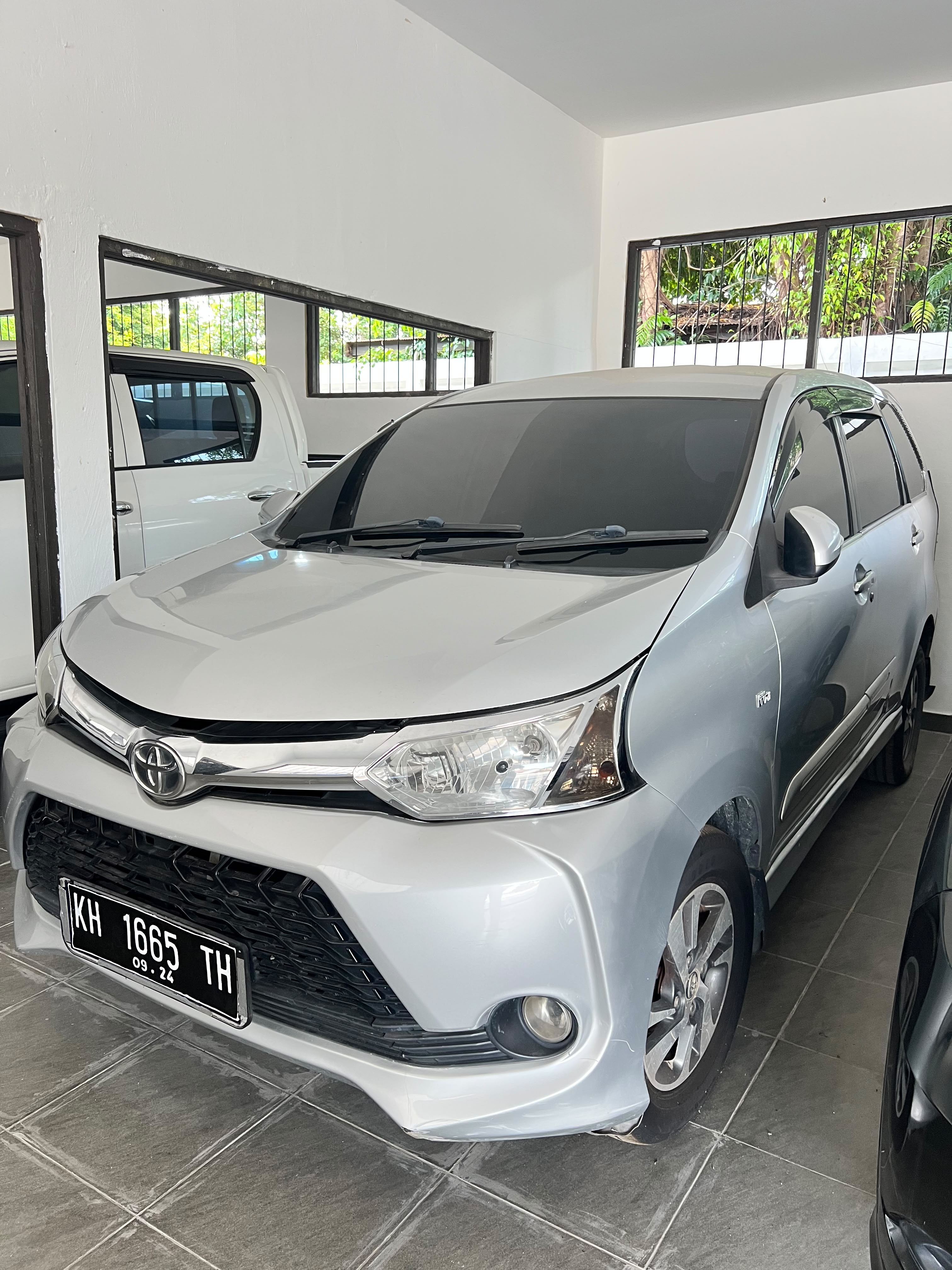 1 (satu) unit mobil toyota avanza silver nopol KH 1665 TH