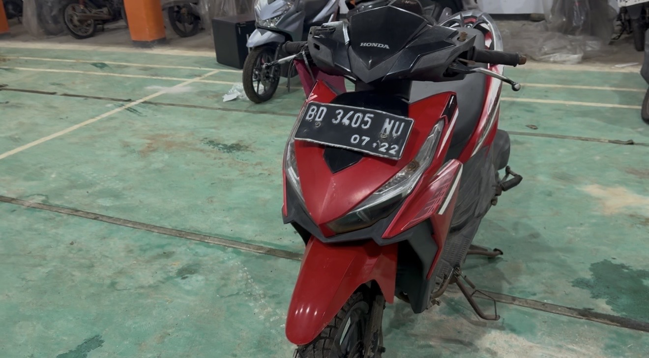 Sepeda Motor Vario Berwarna Merah Hitam dengan Nopol BD 3405 NU
