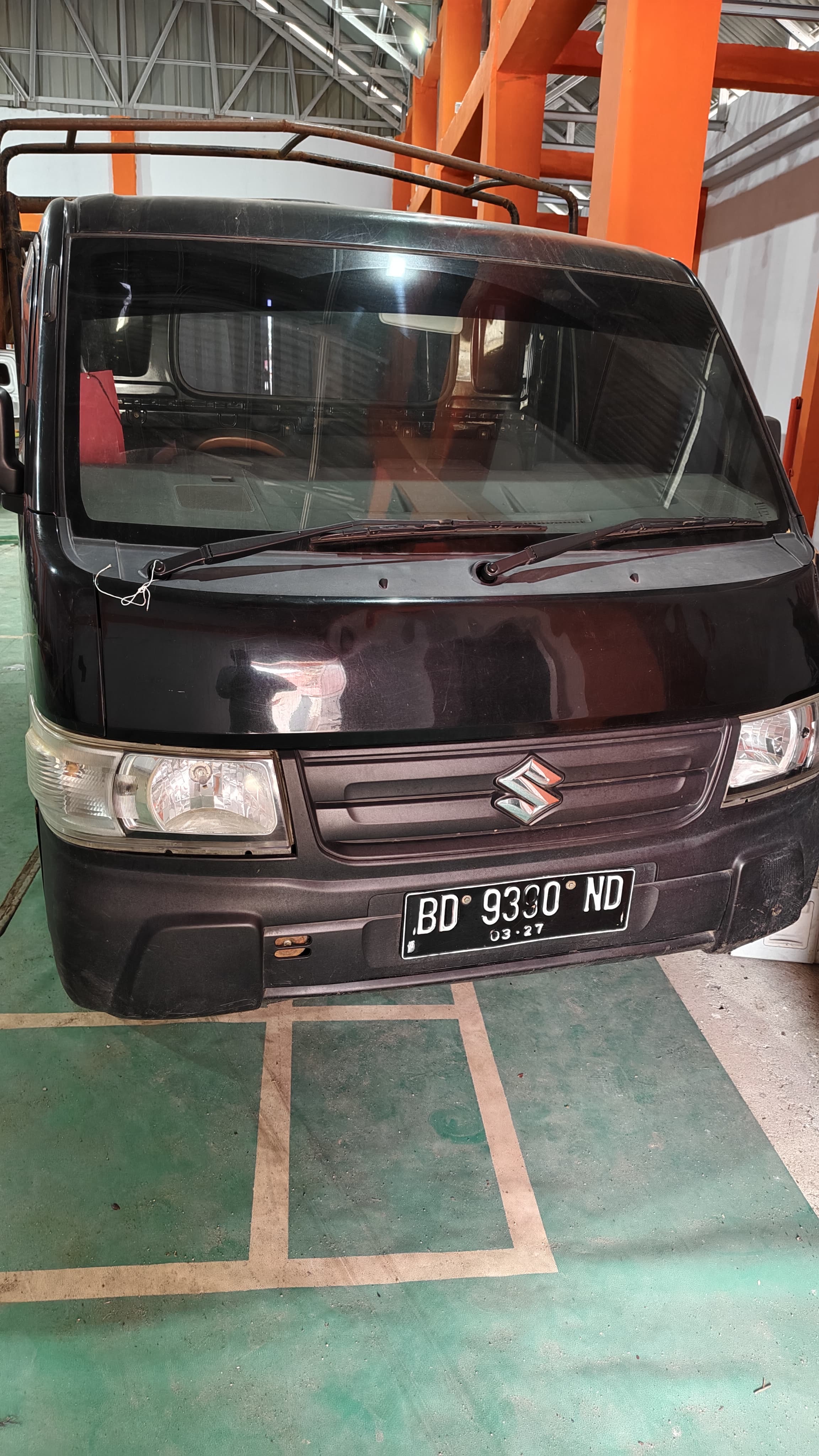 Mobil suzuki carry warna hitam