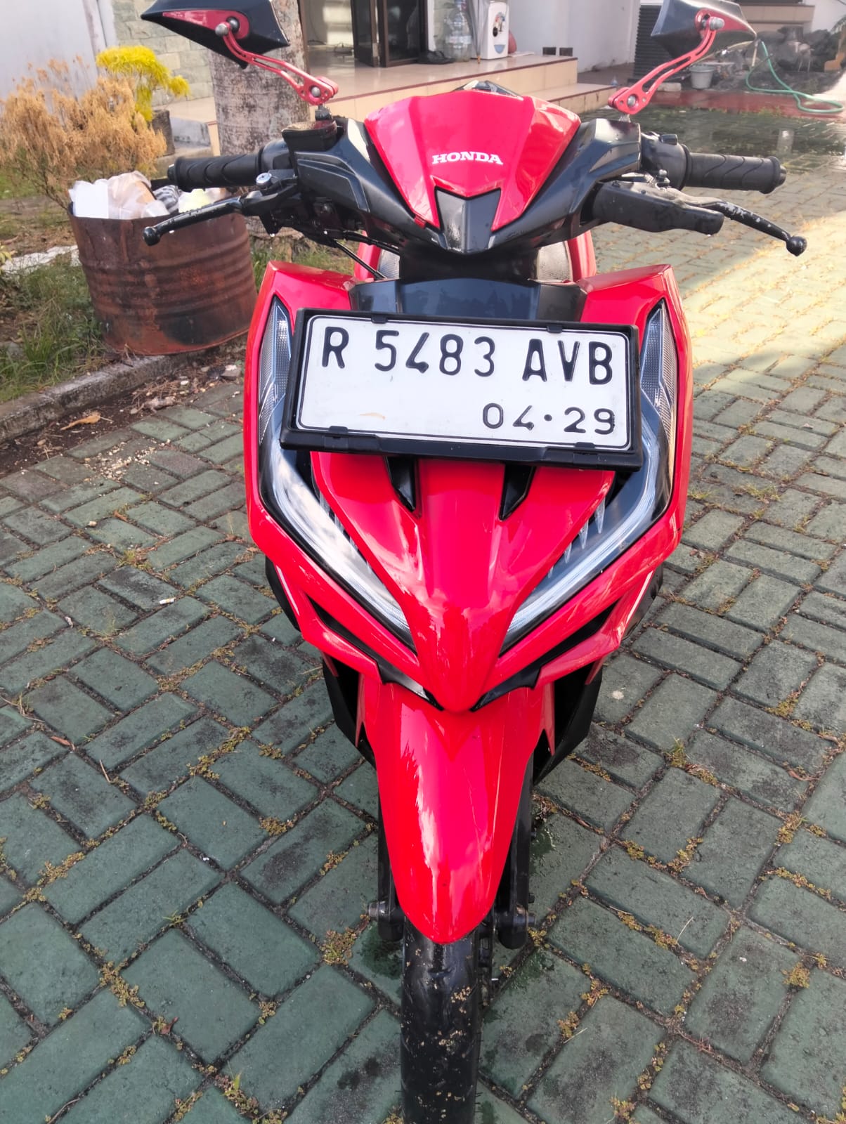 1 unit sepeda motor merk HONDA type VARIO warna merah dengan nomor R 5483 AVB