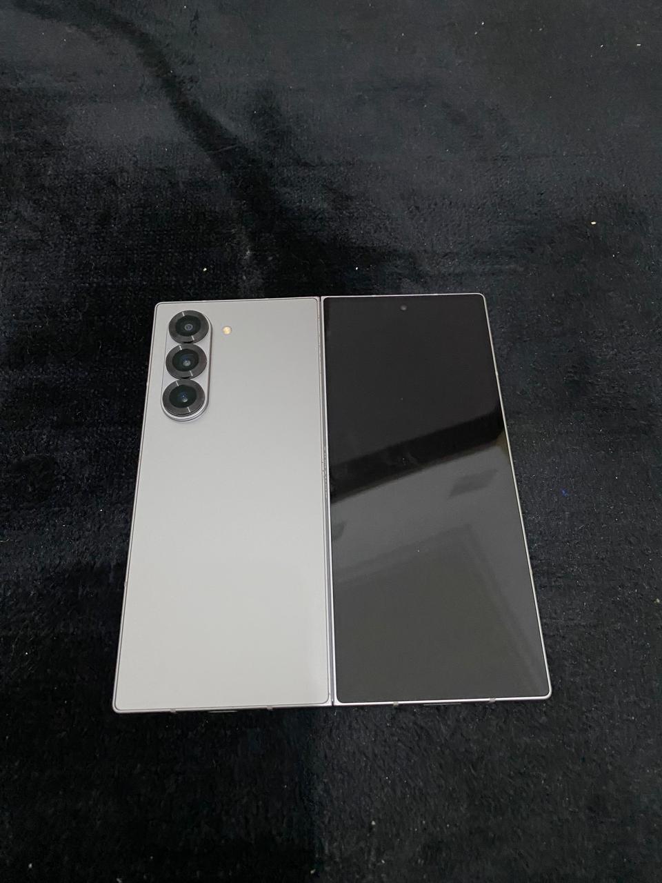 1 Unit Handphone Samsung Galaxi Z Fold6 warna silver